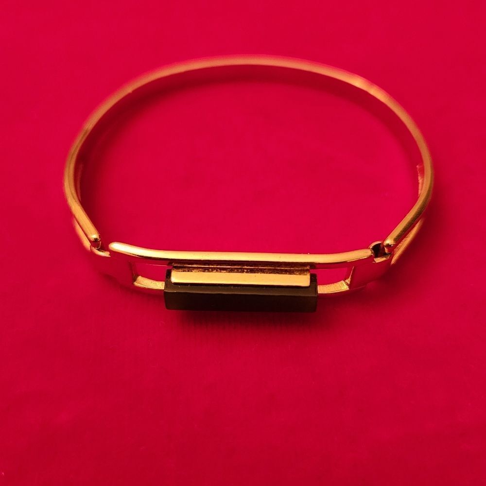 Avon Vintage Signed Gold Plated Bangle Bracelet Green Stone
